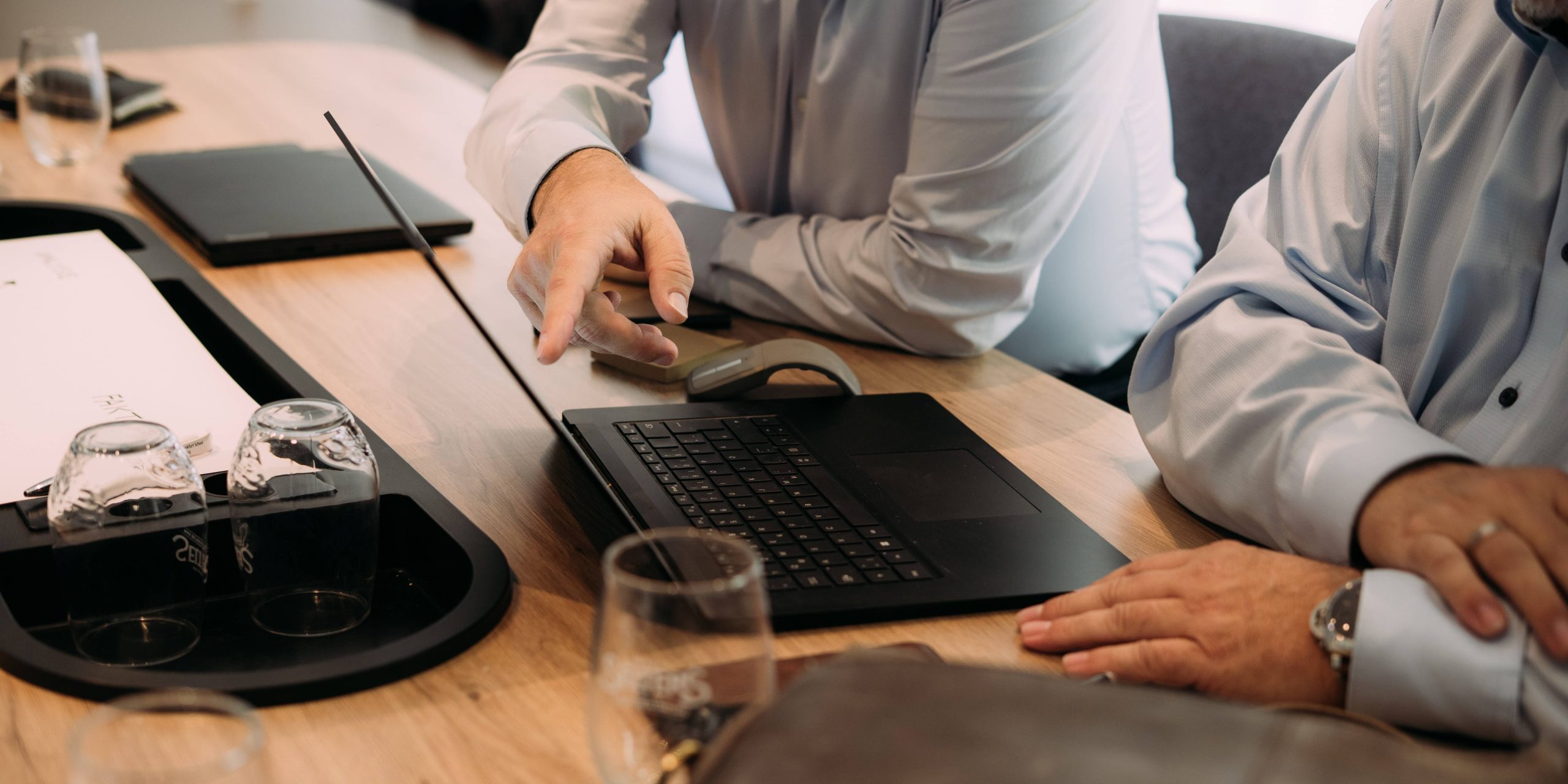 2 Herren am Laptop Bürotisch