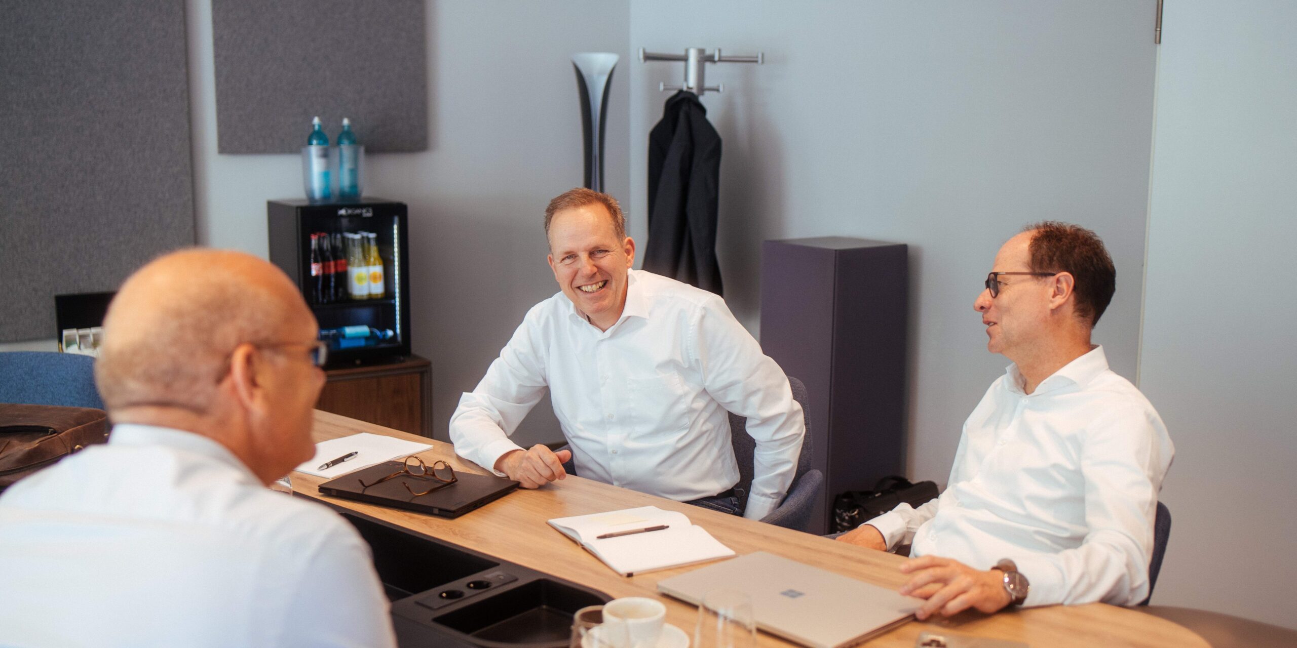 Meeting drei Herren weiße Hemden