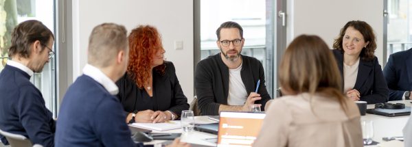 Beratung am Konferenztisch