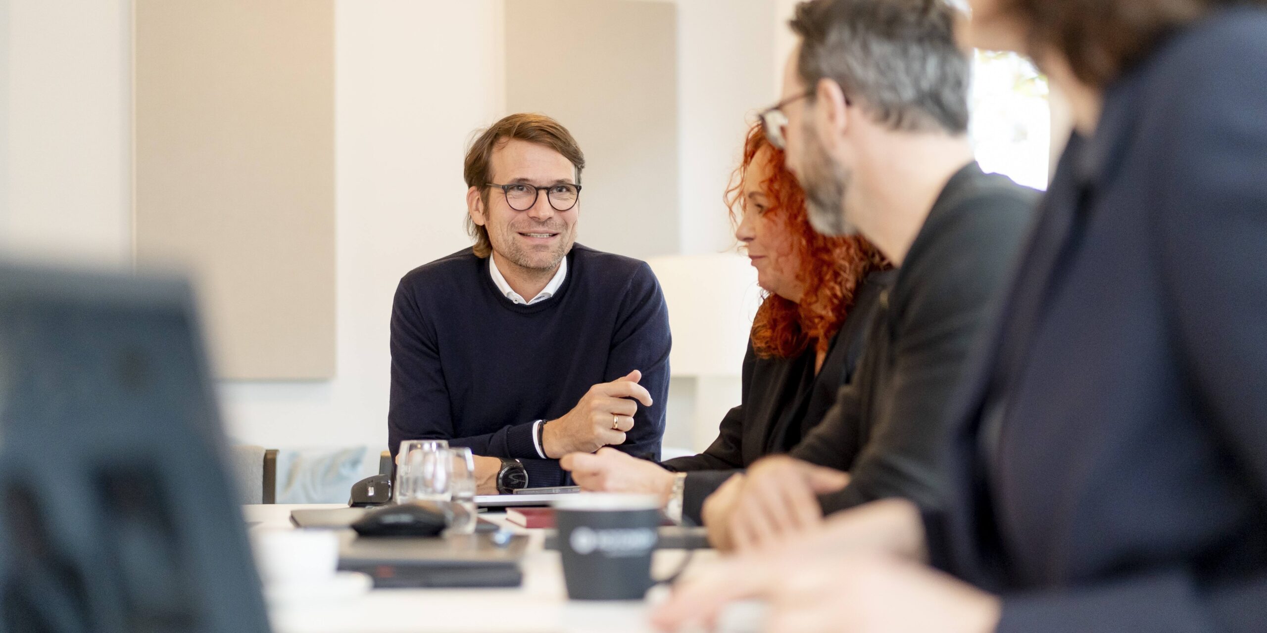 vier Mitarbeiter am Konferenztisch