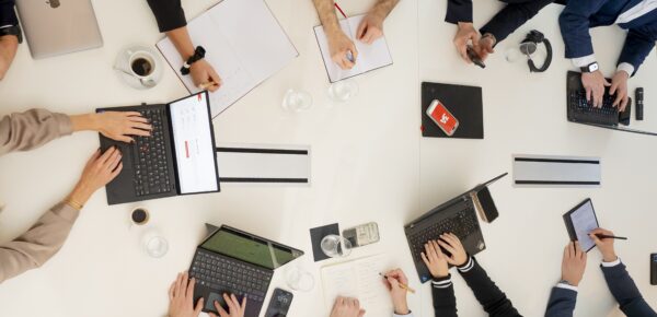 zehn Mitarbeiter arbeiten am Konferenztisch