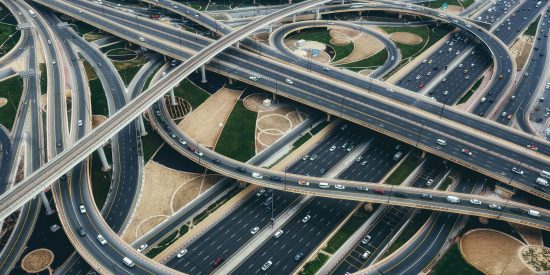 Autobahn mit vielen Spuren Kreisverkehr Kfz