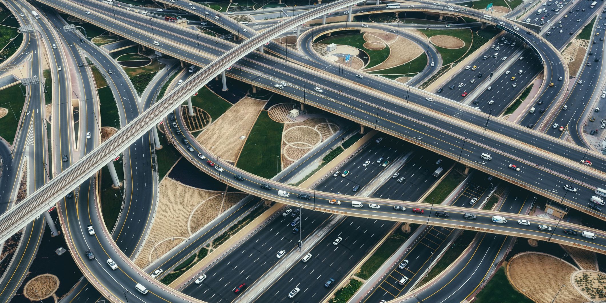 Autobahn mit vielen Spuren Kreisverkehr Kfz
