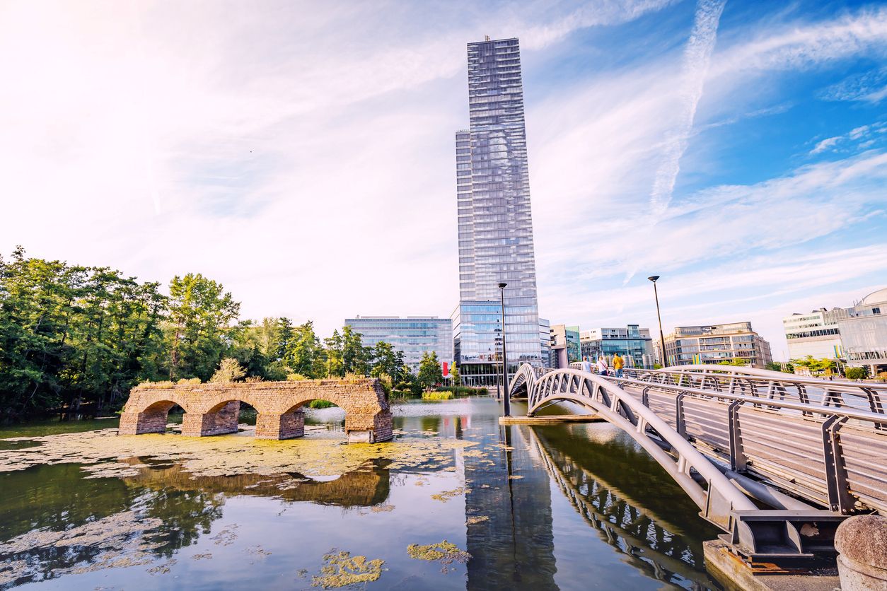 Koeln Mediapark Tower See Brücke